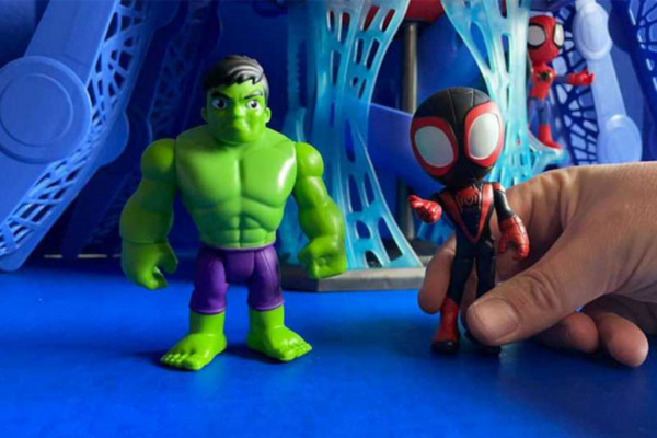 Vì sao mẹ nên mua bộ 2 mô hình Spider Man and Hulk cho bé?