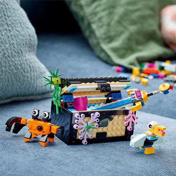 Bộ đồ chơi gồm các mảnh ghép nhiều màu sắc được liên kết với nhau