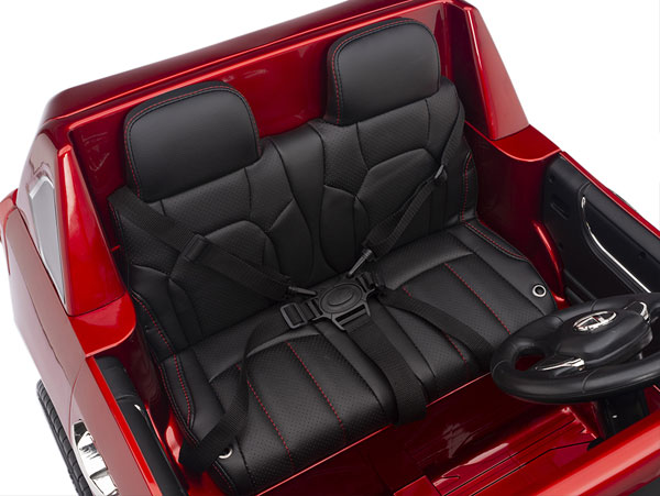 Nội thất xe sang trọng với ghế rộng bọc da êm ái, dây đai an toàn cứng chắc trên xe hỗ trợ bé cố định