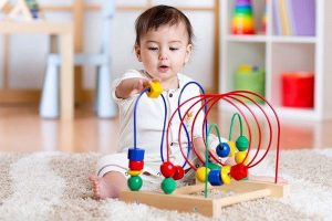 Đồ chơi trẻ sơ sinh được thiết kế và sản xuất cho trẻ em dưới 1 tuổi sử dụng.