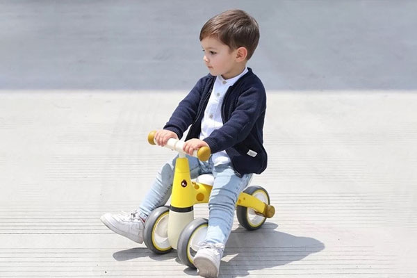 Xe chòi chân được thiết kế đa dạng, gọn nhẹ cho bé sử dụng