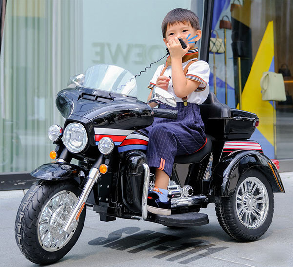 Xe điện trẻ em 3 bánh SMT-111 sử dụng chất liệu nhựa cực bền, khung thép chắc chắn